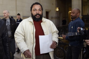 O comediante Dieudonne M"bala M"bala chega ao tribunal em Paris, na França - Loic Venance/AFP