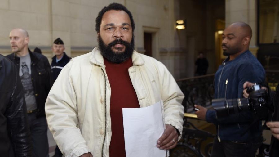 O comediante Dieudonne M"bala M"bala chega ao tribunal em Paris, na França - Loic Venance/AFP
