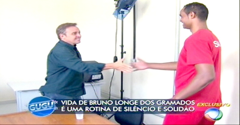 18.mar.2015 - Gugu Liberato entrevista o ex-goleiro Bruno durante seu programa na Record, na noite desta quarta-feira