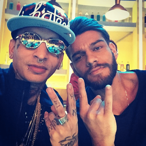 18.mar.2015 - MC Guimê encontra o cantor sertanejo Lucas Lucco nos bastidores do "Programa do Ratinho", do SBT, e faz uma selfie com ele