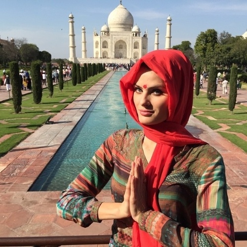 19.mar.2015 - Como qualquer turista, Isabeli Fontanta fez pose em frente ao Taj Mahal, durante sua passagem pela Índia