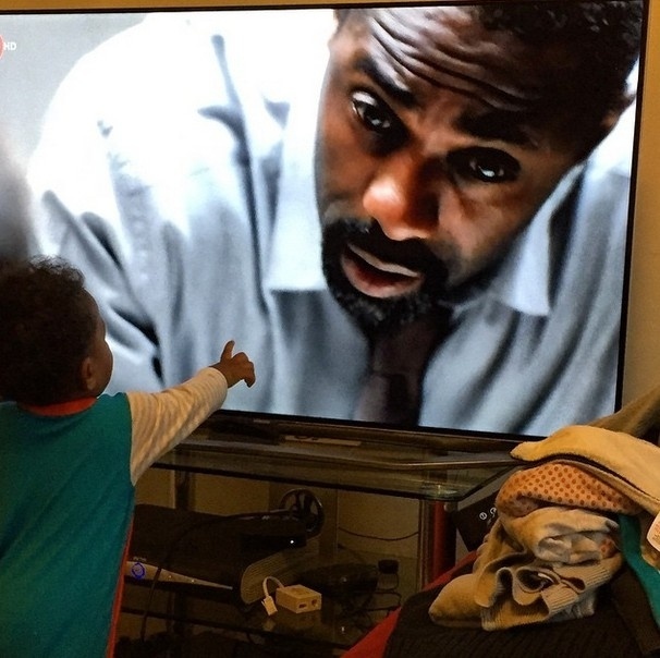 19.mar.2015 -  Idris Elba, de "Luther", postou uma foto de seu filhinho vendo o pai na TV