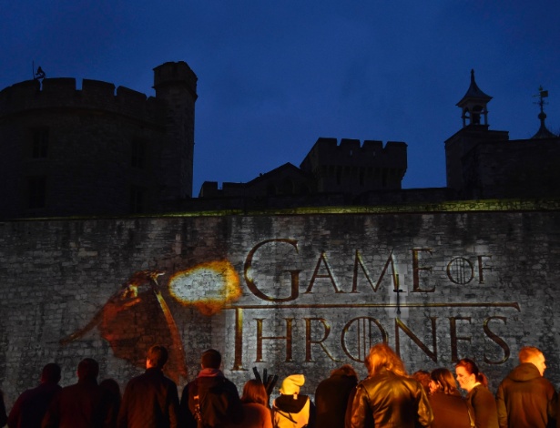 A fantasia medieval "Game of Thrones" encontrou a realidade medieval na Torre de Londres, onde as estrelas da série de sucesso da HBO andaram pelo tapete vermelho para promover a estreia da quinta temporada