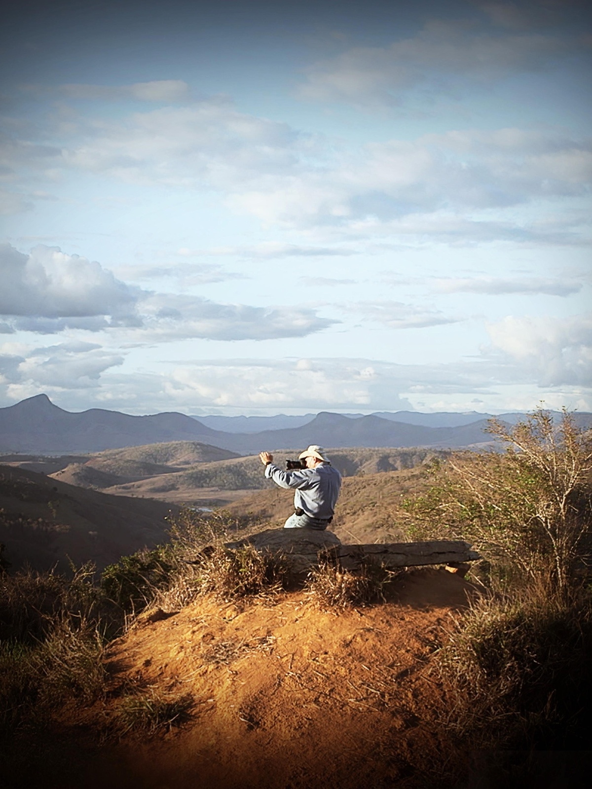 Cena de "O Sal da Terra", documentário sobre Sebastião Salgado que foi indicado ao Oscar 2015. O filme dirigido pelo filho de Salgado, Juliano Ribeiro, e pelo alemão Wim Wenders, mostra a trajetória do renomado fotógrafo brasileiro com seu projeto "Gênesis", expedição com o objetivo de registrar, a partir de imagens, civilizações e regiões do planeta até então inexploradas - Divulgação