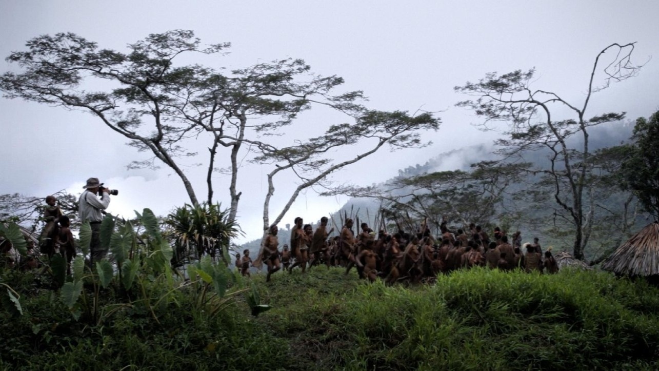 Cena de "O Sal da Terra", documentário sobre Sebastião Salgado que foi indicado ao Oscar 2015. O filme dirigido pelo filho de Salgado, Juliano Ribeiro, e pelo alemão Wim Wenders, mostra a trajetória do renomado fotógrafo brasileiro com seu projeto "Gênesis", expedição com o objetivo de registrar, a partir de imagens, civilizações e regiões do planeta até então inexploradas - Divulgação