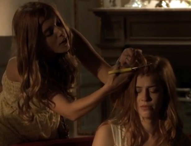 Em "Alto Astral", Bélgica corta o cabelo da Gaby, personagem de Sophia Abrahão