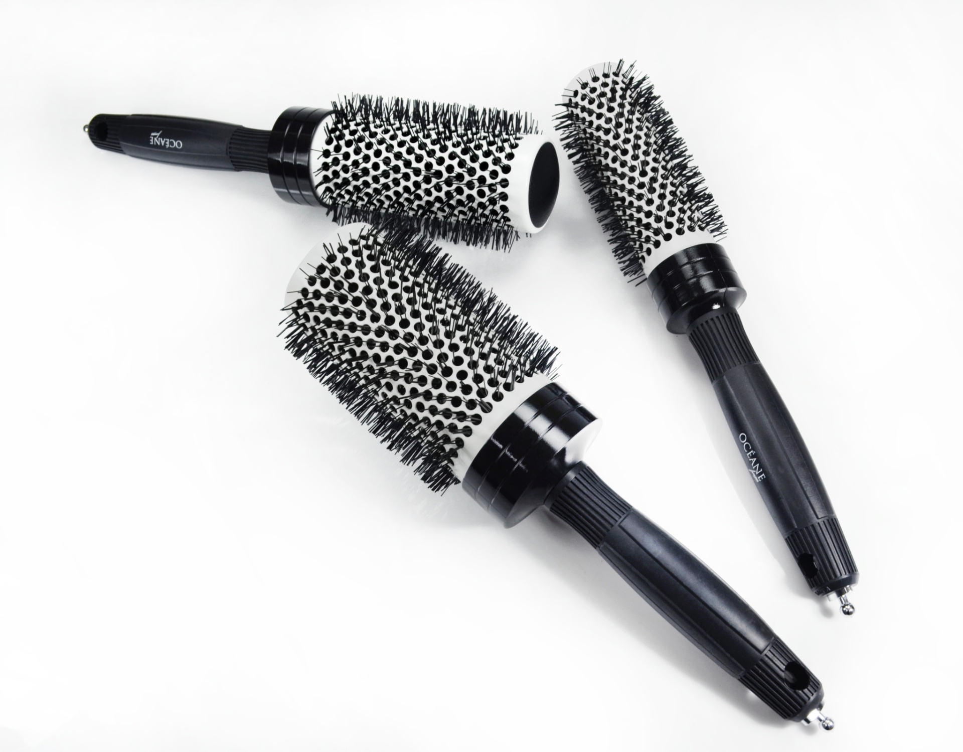 Escovas modeladoras Thermal Brush, da Océane Femme. Escova de uso profissional com cerdas de náilon ionizadas para evitar o efeito arrepiado. Preço sugerido: R$ 25,99 (fina), R$ 27,41 (média) e R$ 30,43 (grossa). SAC: (11) 2171-0142 | Preço e disponibilidade pesquisados em março de 2014 e sujeitos a alterações - Divulgação