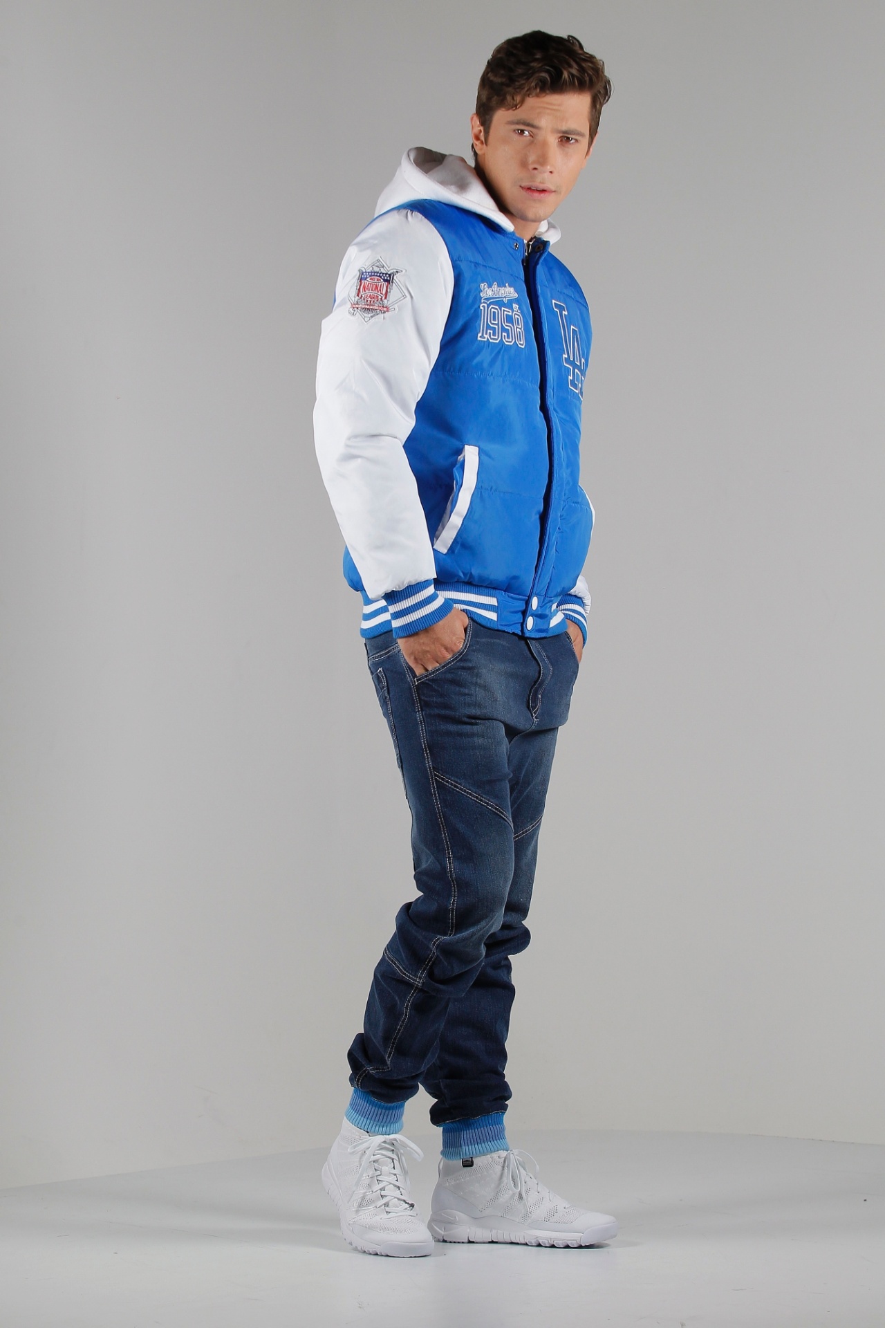 As jaquetas que imitam as "leather jackets", usadas nas escolas americanas, estão em alta na moda e são perfeitas para serem combinadas com tênis esportivo bem estiloso. Jaqueta azul e branca, da New Era, R$ 449,90; e calça jeans, da Distruct, R$ 189,90 - Reinaldo Canato/UOL