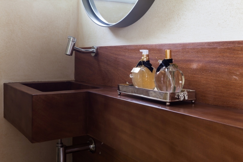 A bancada e a cuba do lavado foram executadas em madeira de demolição encerada (Monica Cintra Madeiras). A pintura Terracal (com base nas antigas caiações) tem cor próxima a da palha e ajuda a criar uma atmosfera rústica e natural. A casa de campo em Itu (SP) teve a decoração pensada pelo escritório Díptico Design de Interiores - Lufe/ Divulgação