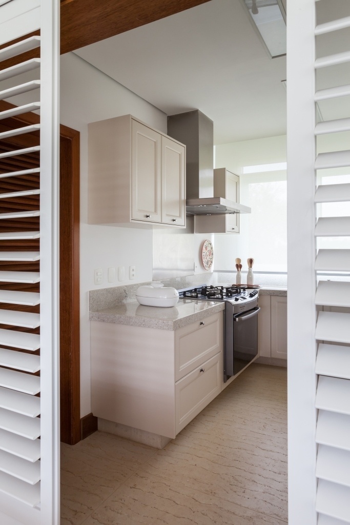 O vão entre a sala de jantar e a cozinha foi fechado com portas de correr protegidas por persianas em PVC (Venero). A estrutura oferece privacidade e cria a separação entre os espaço, quando necessário. O projeto de interiores da casa de campo em Itu (SP) é do escritório Díptico Design - Lufe/ Divulgação