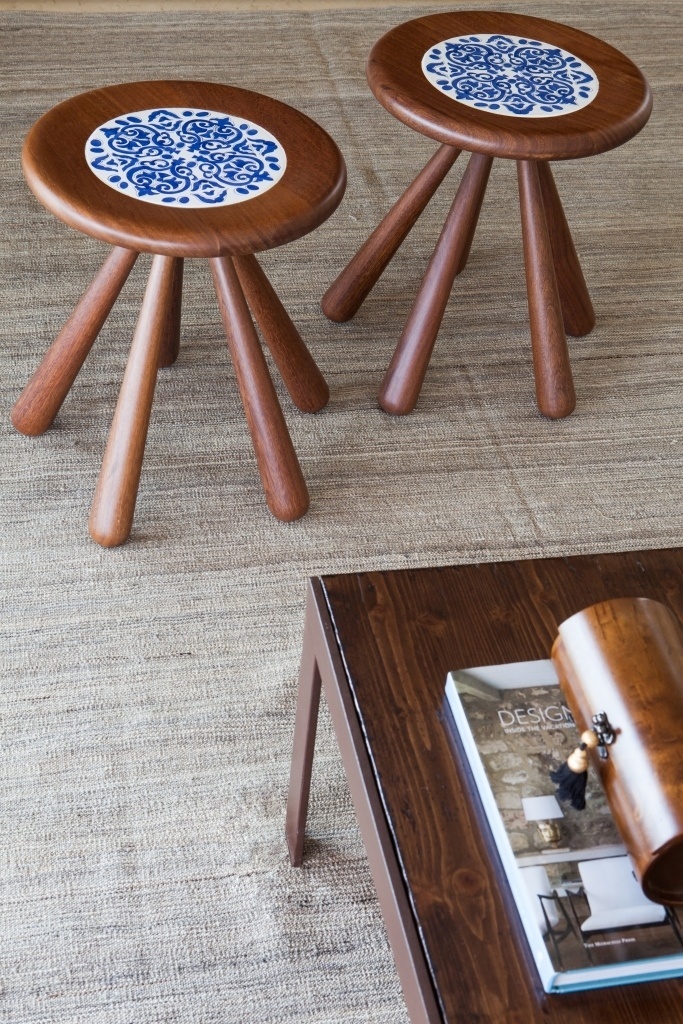 Objetos com design brasileiro ajudam a criar áreas agradáveis na casa de campo em Itu: os bancos Abaporu, do designer Alfio Lisi (Dpot), por exemplo, remetem à azulejaria e aos usos caipiras do móvel (como na ordenha). O projeto de decoração é do escritório Díptico Design de Interiores, que manteve os pisos e o 'layout' originais da residência - Lufe/ Divulgação