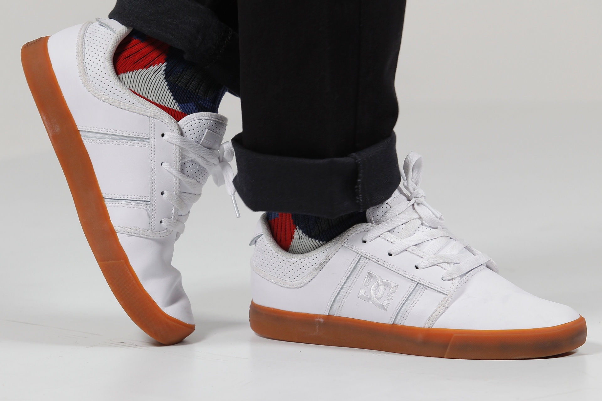 Tênis branco, da DC Shoes, R$ 309; e meia colorida, da LRG, R$ 49,90 - Reinaldo Canato/UOL