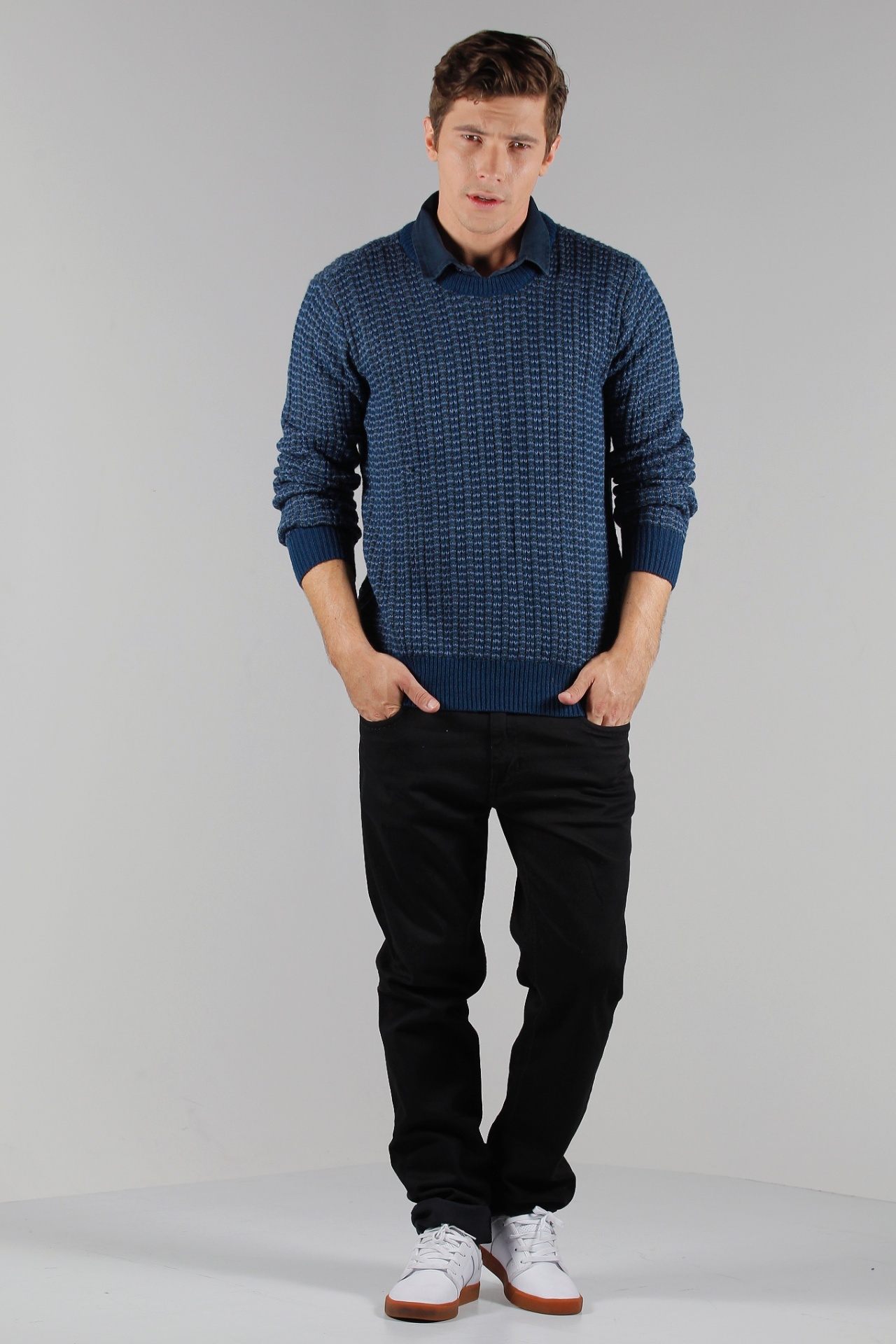 O estilo mais "arrumadinho" também é possível com tênis. Basta escolher um modelo sem muitos recortes e detalhes e, claro, sempre mantê-lo limpo! Suéter de tricô, da Hering, R$ 139,99; calça de sarja, da Dudalina, R$ 349,90; e camisa polo, da Guess, R$ 149 - Reinaldo Canato/UOL