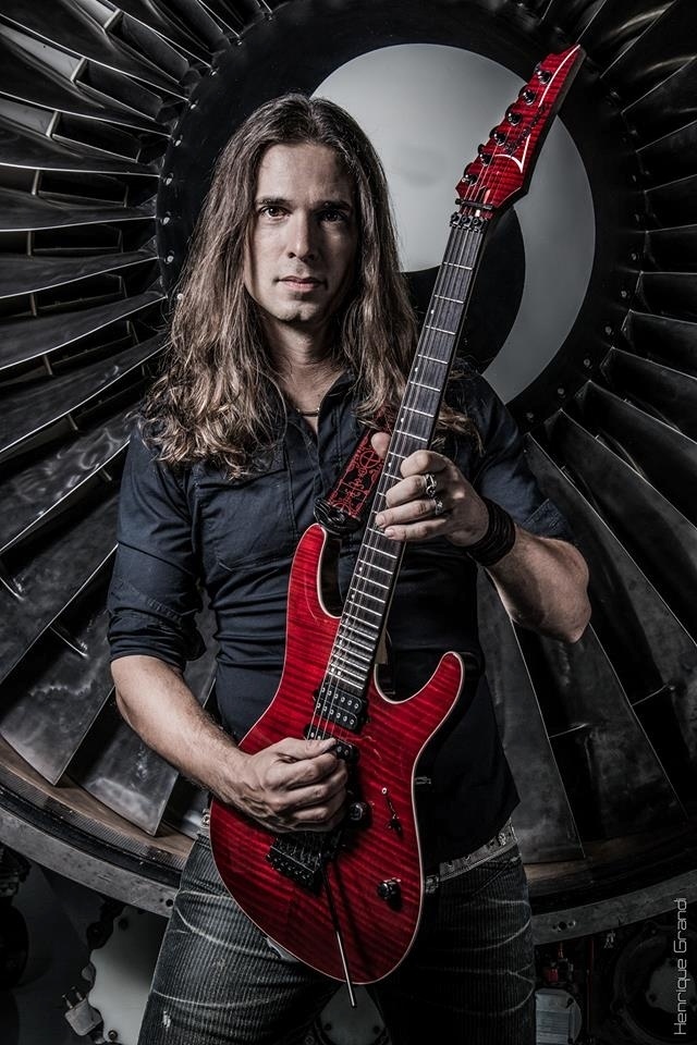 O guitarrista Kiko Loureiro, do Angra - Henrique Grandi/Divulgação