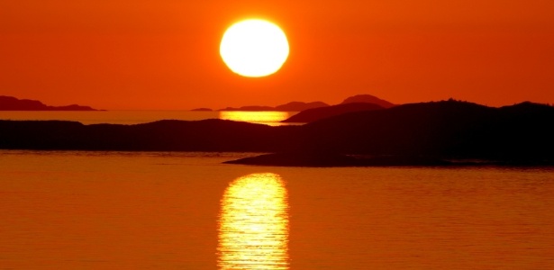 O sol da meia-noite ilumina as paisagens da Noruega em meados do ano - Getty Images