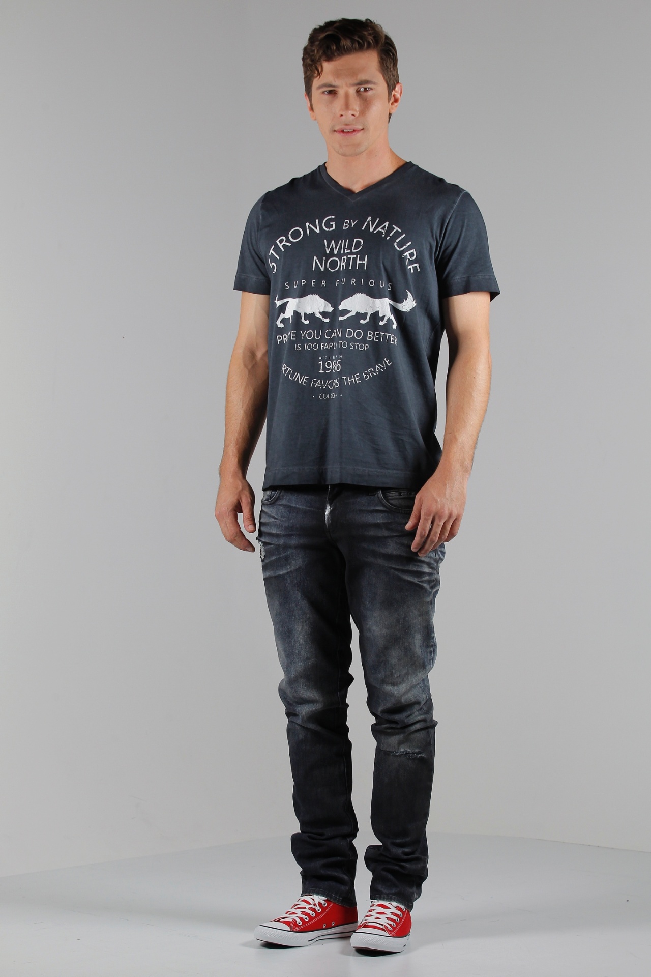 Todo homem usa, ou já usou, o trio básico do look casual: camiseta, jeans e tênis. Não é porque o visual é comum, que ele deve ser desinteressante. Aposte em um tênis clássico, como o All Star vermelho, para dar um ponto de cor na combinação. Camiseta cinza estampada, da Colcci, R$ 158; e calça jeans escura, da Damyller, R$ 299 - Reinaldo Canato/UOL