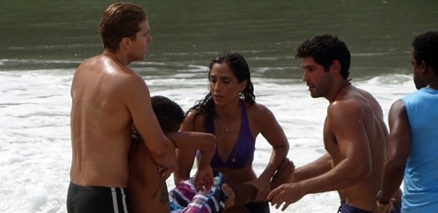 Regina (Camila Pitanga) e Vinícius (Thiago Fragoso) resgatam Wolnei (Peter Brandão) do mar e prestam os primeiros socorros ao rapaz
