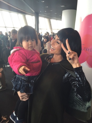 Sabrina Sato passa cinco dias no Japão, grava programa com peruca e posa com criança