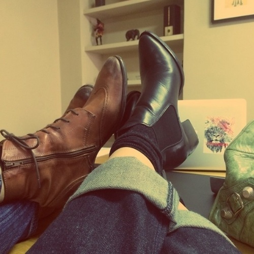 23.mar.2015 - Com botas e meias grossas, a atriz Maria Ribeiro comemorou o fim do verão em seu perfil no Instagram.