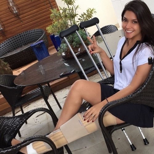 23.mar.2015 - De muletas e com a perna esquerda enfaixada, a atriz Thais Fersoza agradeceu em post no Instagram aos fãs que mandaram mensagens de carinho por conta de uma cirurgia no joelho