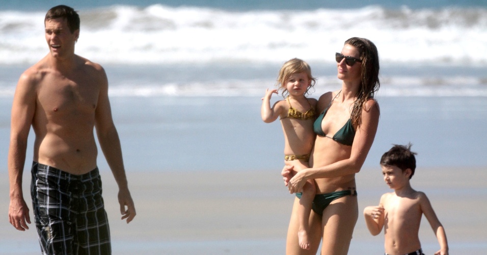 23.mar.2015 - Gisele Bundchen e o marido, Tom Brady, passeiam com os filhos, Benjamin e Vivian, em praia da Costa Rica