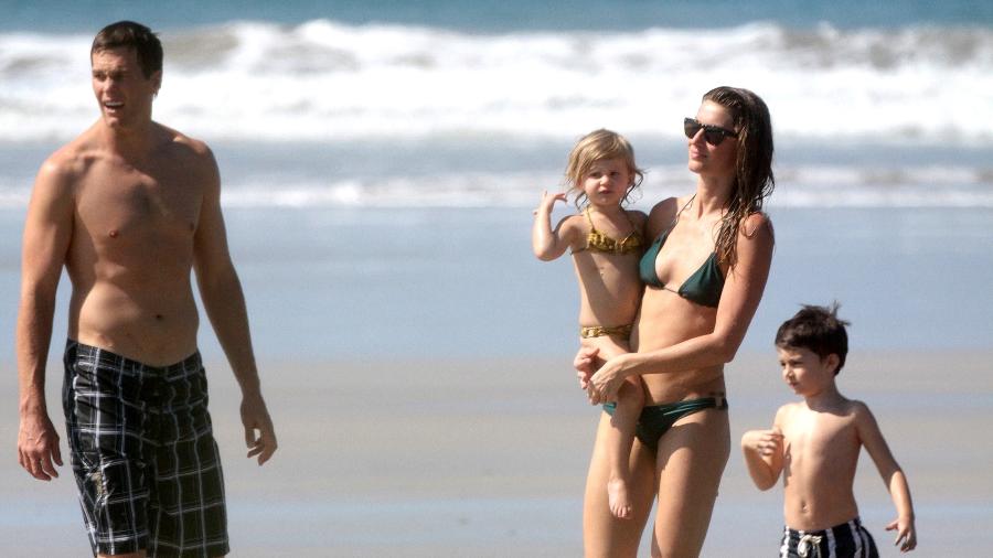 Gisele Bundchen e o marido, Tom Brady, passeiam com Benjamin e Vivian em praia da Costa Rica - AKM-GSI