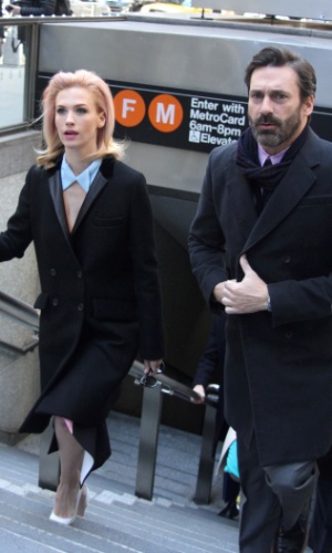 23.mar.2015 - January Jones e Jon Hamm, que vivem Betty e Don Draper em "Mad Men", saem de estação de metrô em Nova York, durante ação promocional da última temporada da série
