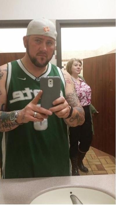 A ideia chegou também aos Estados Unidos e inspirou Michael Hughes, um homem transgênero de Minnesota.  O americano está usando a hashtag "WeJustNeedPee" (Nós só precisamos fazer xixi, em tradução livre) nas fotos que divulga em suas redes sociais. - Reprodução/Twitter