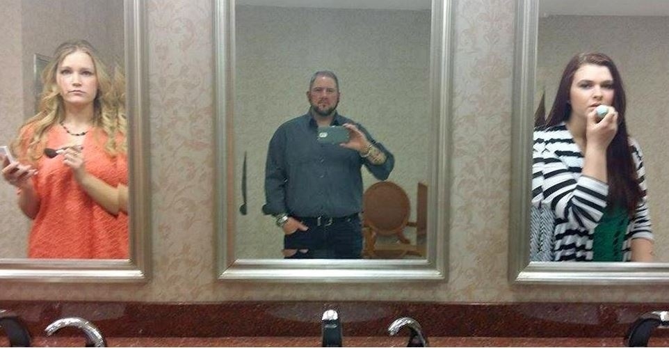 A ideia chegou também aos Estados Unidos e inspirou Michael Hughes, um homem transgênero de Minnesota.  O americano está usando a hashtag "WeJustNeedPee" (Nós só precisamos fazer xixi, em tradução livre) nas fotos que divulga em suas redes sociais. - Reprodução/Twitter