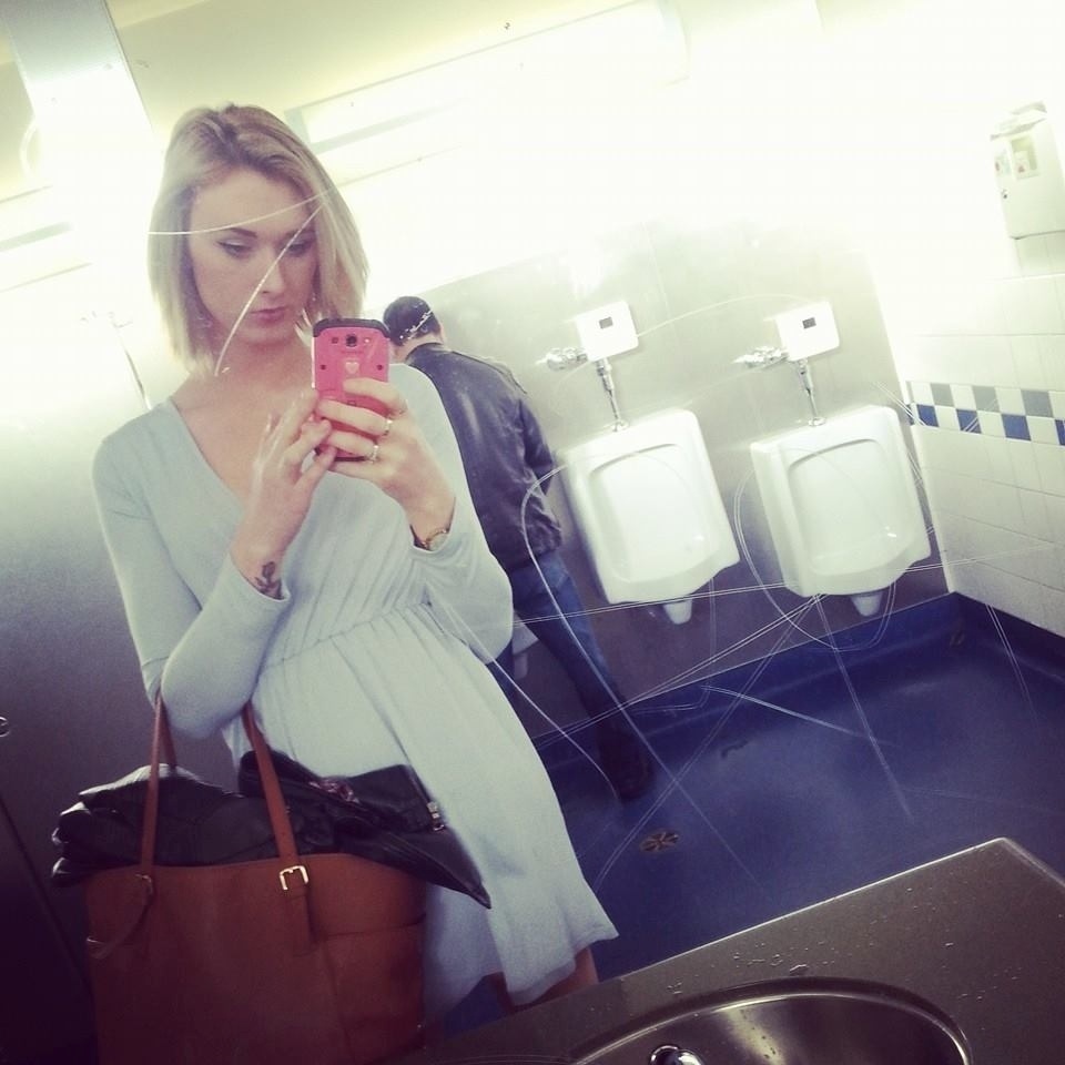 Brae Carnes, transexual canadense, iniciou o protesto postando fotos em banheiros masculinos com a hashtag "#PlettPutMeHere", em referência ao senador Don Plett, um dos que estão à frente da proposta. A campanha inspirou também transexuais dos EUA - Reprodução/Facebook