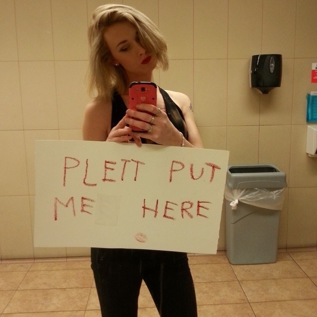 A transexual canadense Brae Carnes iniciou um protesto ao projeto de lei do país que proíbe pessoas como ela de frequentarem banheiros públicos femininos. Brae está postando fotos em banheiros masculinos com a hashtag "#PlettPutMeHere", em referência ao senador Don Plett, um dos que estão à frente da proposta. Segundo  ela, a lei vai expor os transexuais ao perigo.  "Estou mostrando como seria se a lei se tornasse real e o quão ridícula ela é", declarou ao jornal canadense "Times Colonist" - Reprodução/Facebook