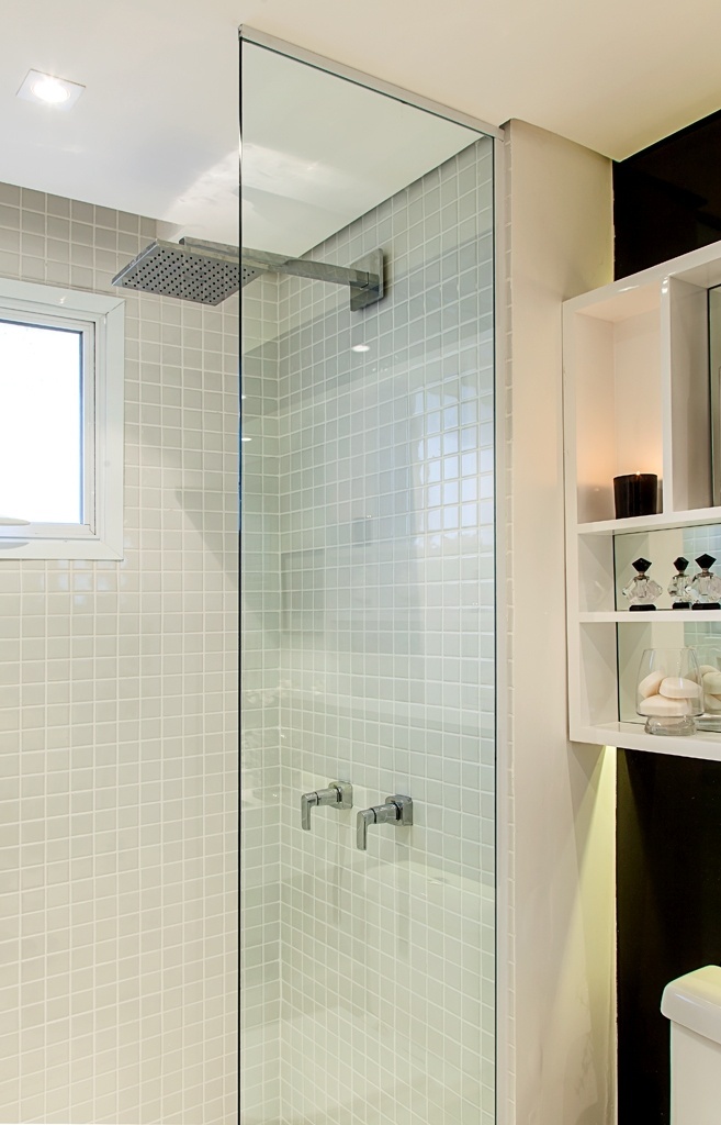 Com 2,8 m², este banheiro projetado pela arquiteta Maithiá Guedes teve o mobiliário desenvolvido sob medida para o melhor aproveitamento da área. O fechamento do boxe com pano de vidro fixo também aproveita bem o espaço - Carlos Piratininga/ Divulgação