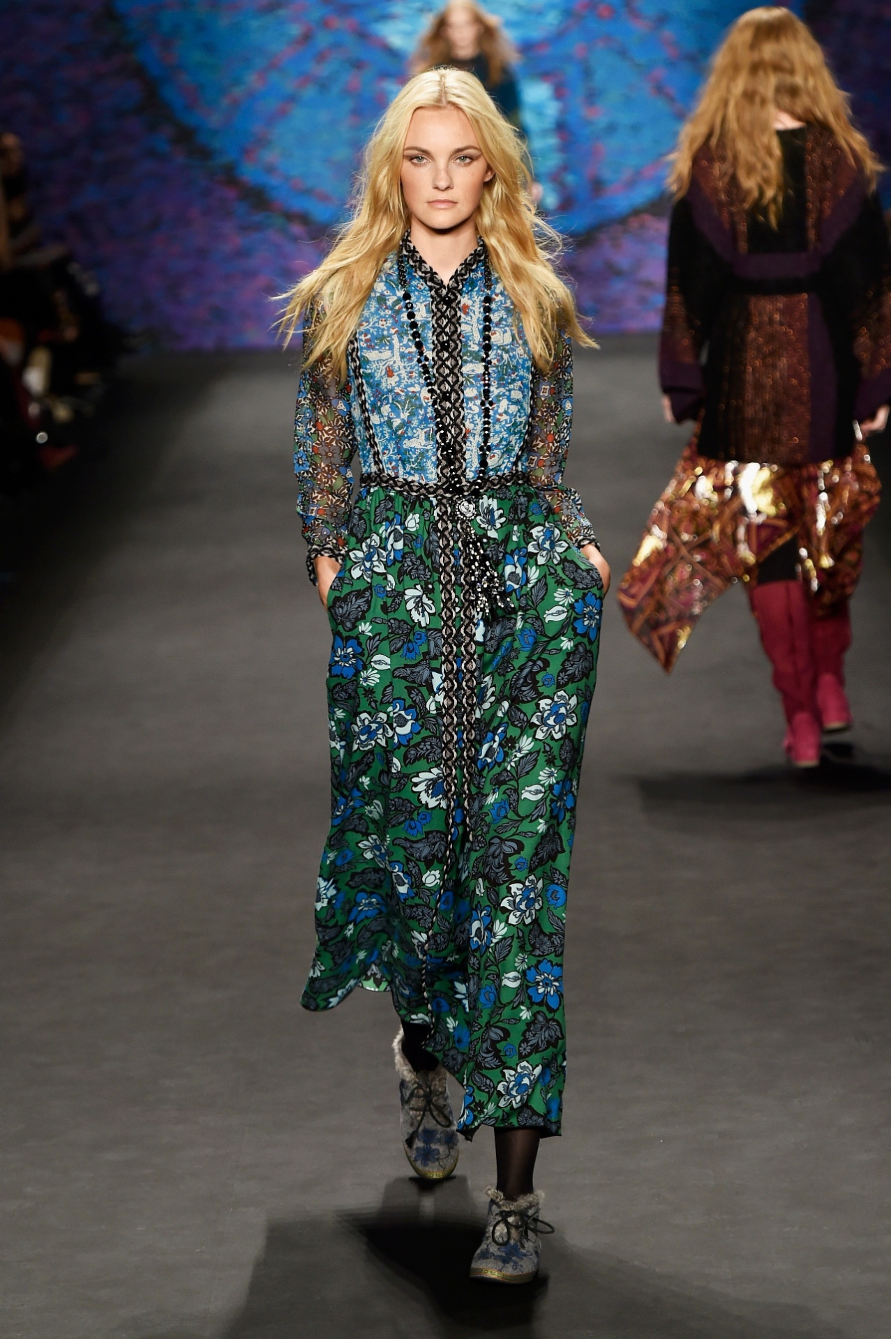 Flower power: Os florais surgem em diferentes versões, ora em fundo escuro ora em fundo claro, mas mostrando toda a sua feminilidade e romantismo. Aparece ainda mesclado a outras padronagens, como as listras, ganhando um apelo mais cool - Getty Images