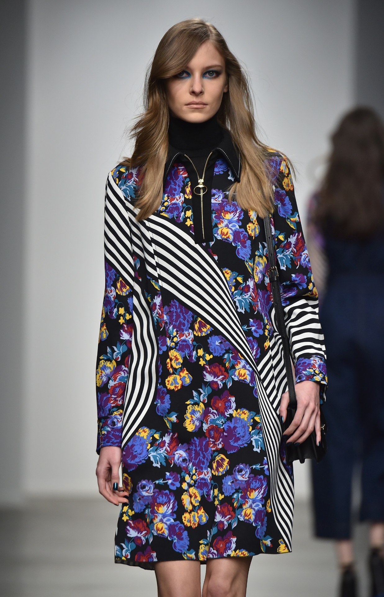 Flower power: Os florais surgem em diferentes versões, ora em fundo escuro ora em fundo claro, mas mostrando toda a sua feminilidade e romantismo. Aparece ainda mesclado a outras padronagens, como as listras, ganhando um apelo mais cool - Getty Images