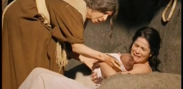 Joquebede se emociona ao dar à luz Moisés, um filho homem, na estreia de "Os Dez Mandamentos"