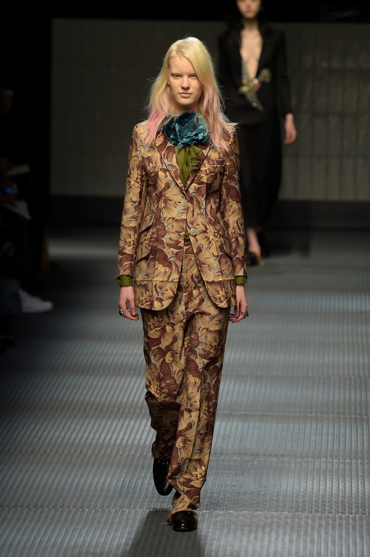 Modelagem masculina: A alfaiataria inspirada no vestuário masculino, como terninhos, blazers, casacos, calças e camisas, ganha novas escalas, cores e padronagens, para deixar a proposta mais irreverente - Getty Images