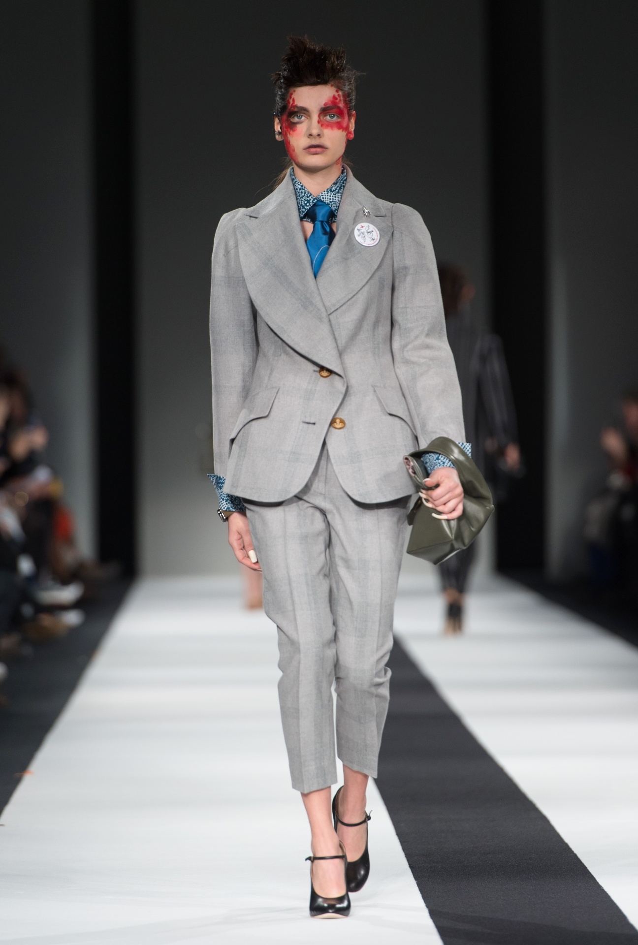 Modelagem masculina: A alfaiataria inspirada no vestuário masculino, como terninhos, blazers, casacos, calças e camisas, ganha novas escalas, cores e padronagens, para deixar a proposta mais irreverente - Getty Images