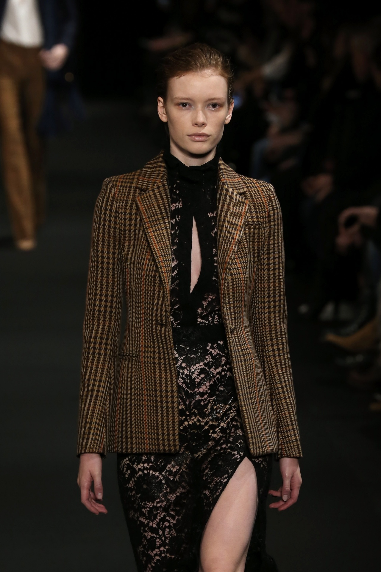 Modelagem masculina: A alfaiataria inspirada no vestuário masculino, como terninhos, blazers, casacos, calças e camisas, ganha novas escalas, cores e padronagens, para deixar a proposta mais irreverente - Getty Images