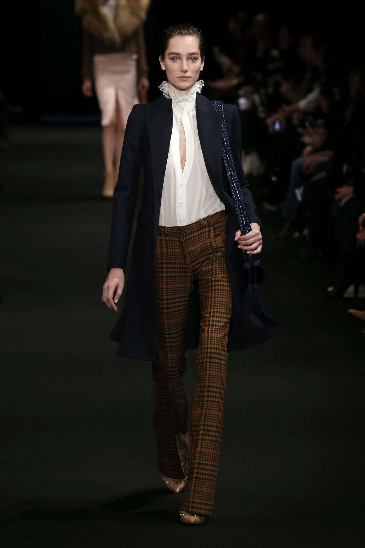 Modelagem masculina: A alfaiataria inspirada no vestuário masculino, como terninhos, blazers, casacos, calças e camisas, ganha novas escalas, cores e padronagens, para deixar a proposta mais irreverente - Getty Images