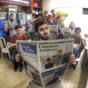 Rafinha Bastos lê o carderno de empregos do jornal: "E lá vamos nós", escreveu o humorista em suas redes sociais