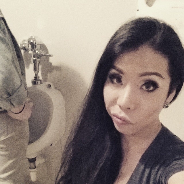 No Brasil, o cartunista Laerte Coutinho contou ao UOL, em maio de 2013, as dificuldades do dia dia de uma pessoa que migrou de um gênero para o outro e disse que já foi expulso de banheiros femininos e masculinos. "O banheiro é tão sacralizado como culto de gênero que é o altar, a igreja dos heterossexuais". Para ver a entrevista completa com Laerte, clique no "MAIS" - Reprodução/Twitter