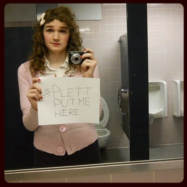 Para apoiar o protesto, outras pessoas estão usando a hashtag "WeJustNeedPee" (Nós só precisamos fazer xixi, em tradução livre) para divulgar fotos em banheiros contrários ao seu gênero e mostrar que será bem estranho se a lei entrar em vigor - Reprodução/Twitter