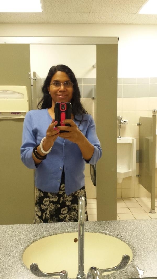 Para apoiar o protesto, outras pessoas estão usando a hashtag "WeJustNeedPee" (Nós só precisamos fazer xixi, em tradução livre) para divulgar fotos em banheiros contrários ao seu gênero e mostrar que será bem estranho se a lei entrar em vigor - Reprodução/Twitter