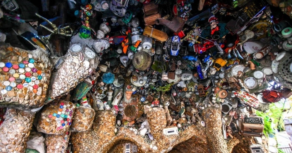 2015 - A casa de pedra feita pelo artista plástico Estevão Silva da Conceição, conhecido como o Gaudí brasileiro, que fica em Paraisópolis, uma das maiores favelas de São Paulo, localizada no bairro Morumbi