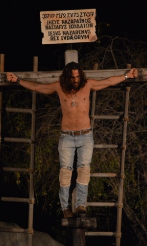 23.mar.2015 - De calça jeans e camiseta, Igor Rickli vive Jesus Cristo no ensaio da encenação da Paixão de Cristo em Nova Jerusalém, em Pernambuco, nesta segunda-feira