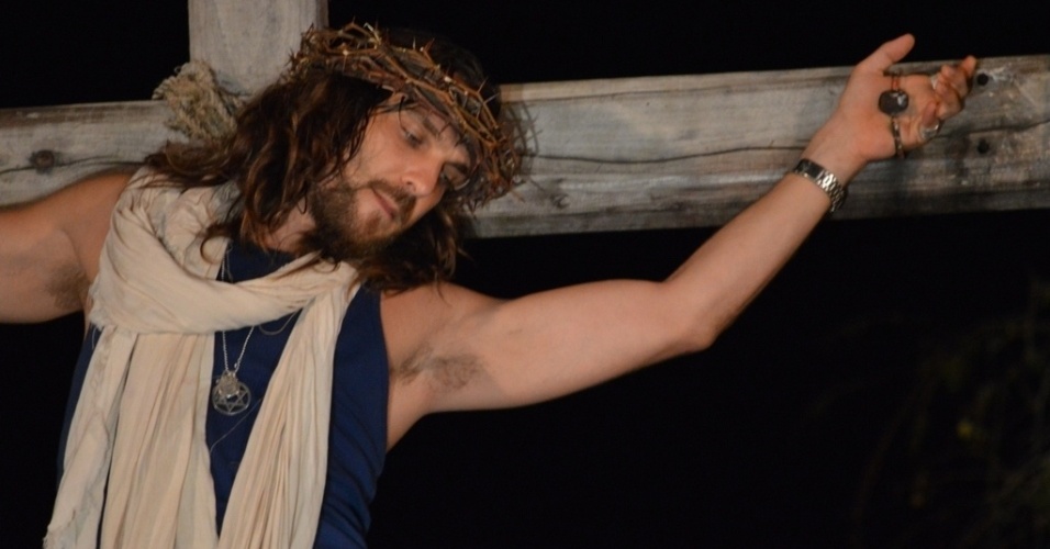23.mar.2015 - De calça jeans e camiseta, Igor Rickli vive Jesus Cristo no ensaio da encenação da Paixão de Cristo em Nova Jerusalém, em Pernambuco, nesta segunda-feira