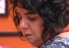 Enquanto arruma a mala, Mariza chora ao pegar as fotos da família - Reprodução / TV Globo