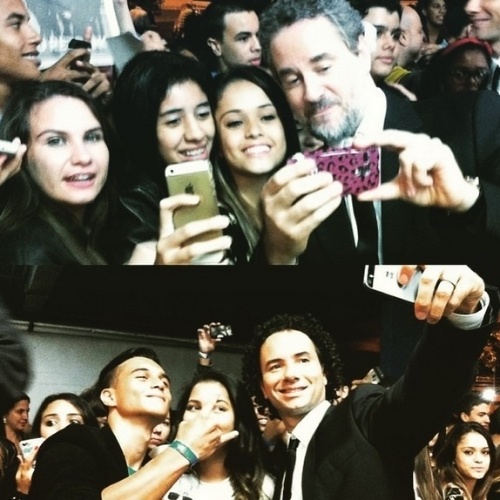 24.mar.2015 - O apresentador do CQC, Dan Stulbach, publicou nesta terça-feira (24) uma montagem com fotos dele e de Marco Luque tirando "selfies" com fãs após o programa