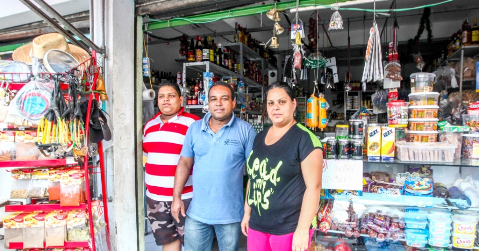 Edgar Pires, 47 anos, ao lado da mulher Patricia, 33, e do filho Paulo Henrique, 15, em frente ao comércio da família, uma Casa do Norte, que tem mais um sócio