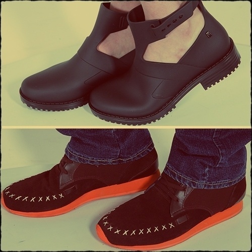 Bota de plástico, da Melissa, R$ 190; e tênis bordô com solado laranja, da Vert, R$ 399 - Reinaldo Canato/UOL